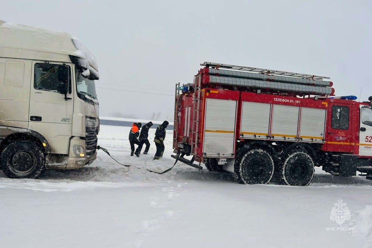 Движение на трассе в сторону Казахстана приостановлено. 50 автомобилей  вызволили из снега сотрудники МЧС | 26.12.2023 | Увельский - БезФормата